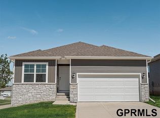 11456 White Pine Dr, Papillion, NE 68046