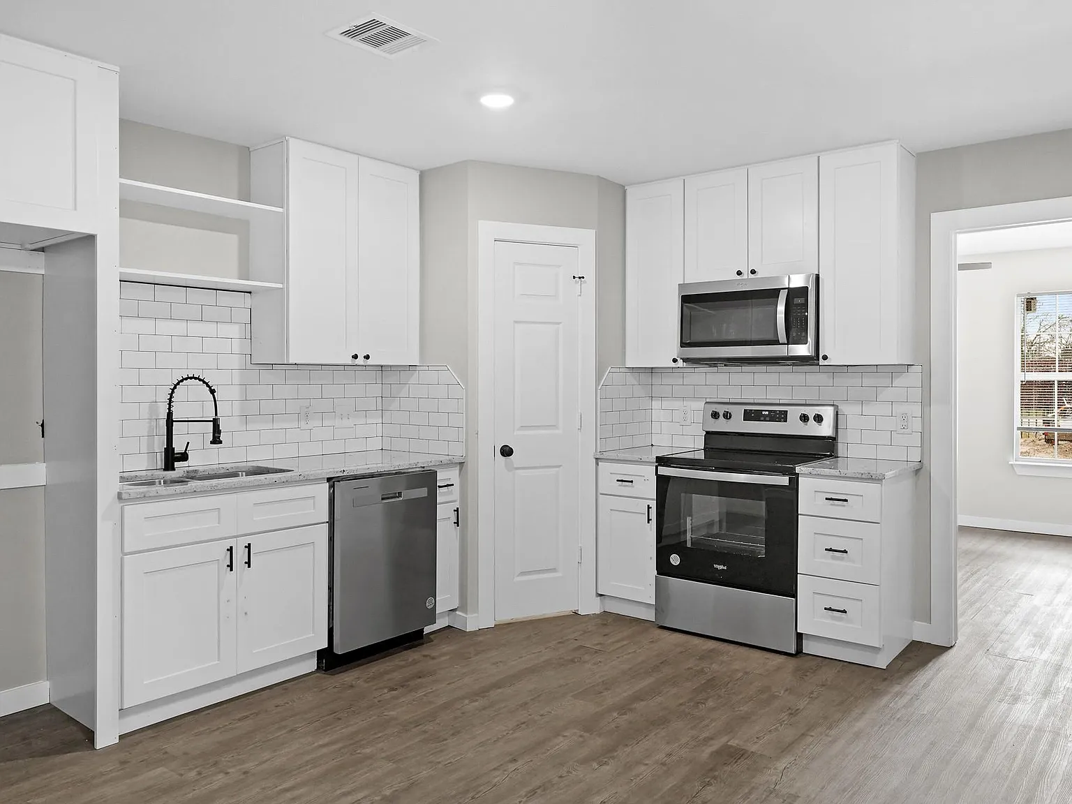 3 bed, 2.0 bath, 800 sqft, $1,695 — Photo 4