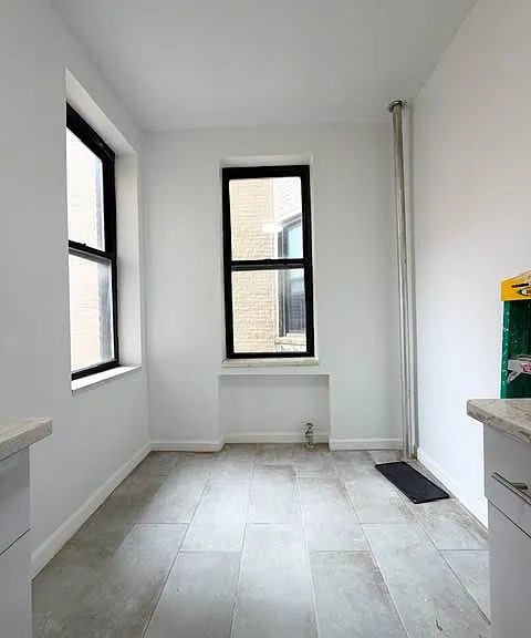 240 E 18th St #3 — Photo 10