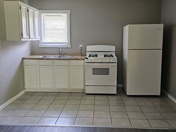 4th image of 2379 Locust Rd #1