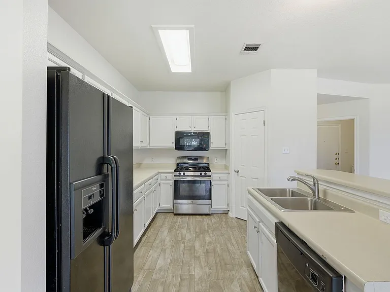 1005 Rolling Ridge Dr — Photo 4