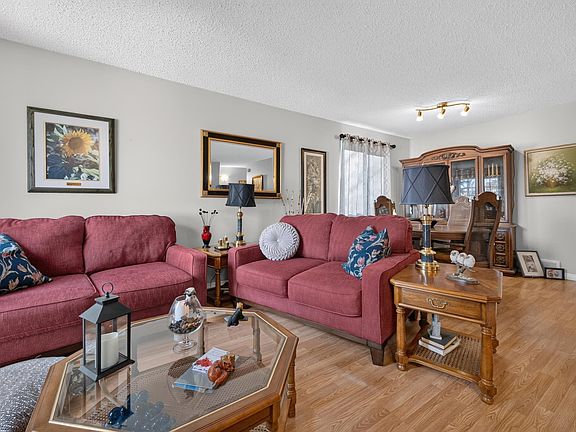 4th image of 524 Rainbow Cres