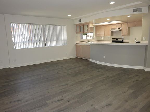 2nd image of 400 Palm Dr APT D
