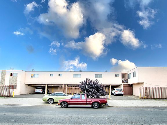 3rd image of 10520 S Figueroa St #22