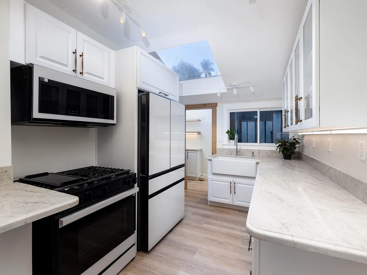 3 bed, 1.0 bath, 1039 sqft, $6,800 — Photo 4