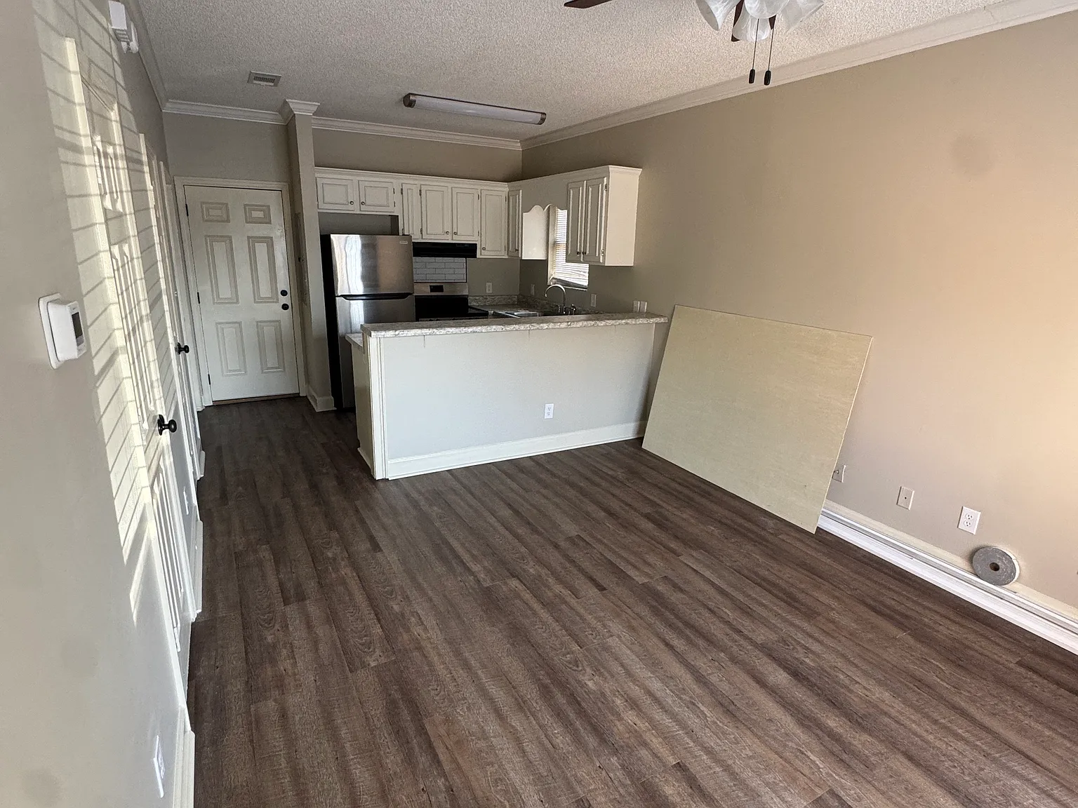 1 bed, 1.5 bath, 594 sqft, $695 — Photo 3