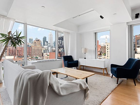 3rd image of 241 W 19th St Unit Penthouse 3