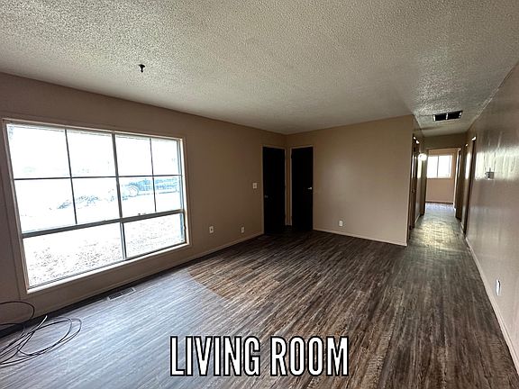 3rd image of 916 Skyline Dr