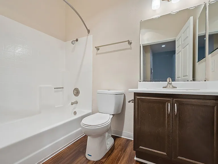Essex Properties at Miracle Mile — Photo 18