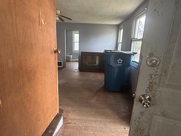 5th image of 639 W Madison St