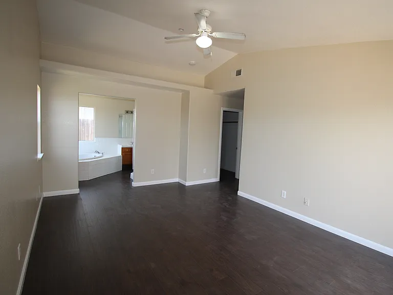 5325 N Rosalia Ave — Photo 20
