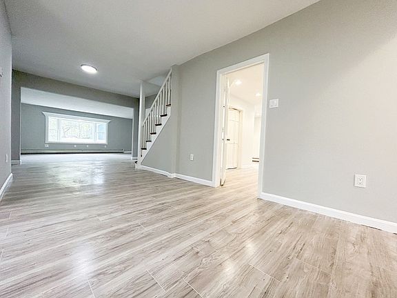 4th image of 83 Colonial Dr