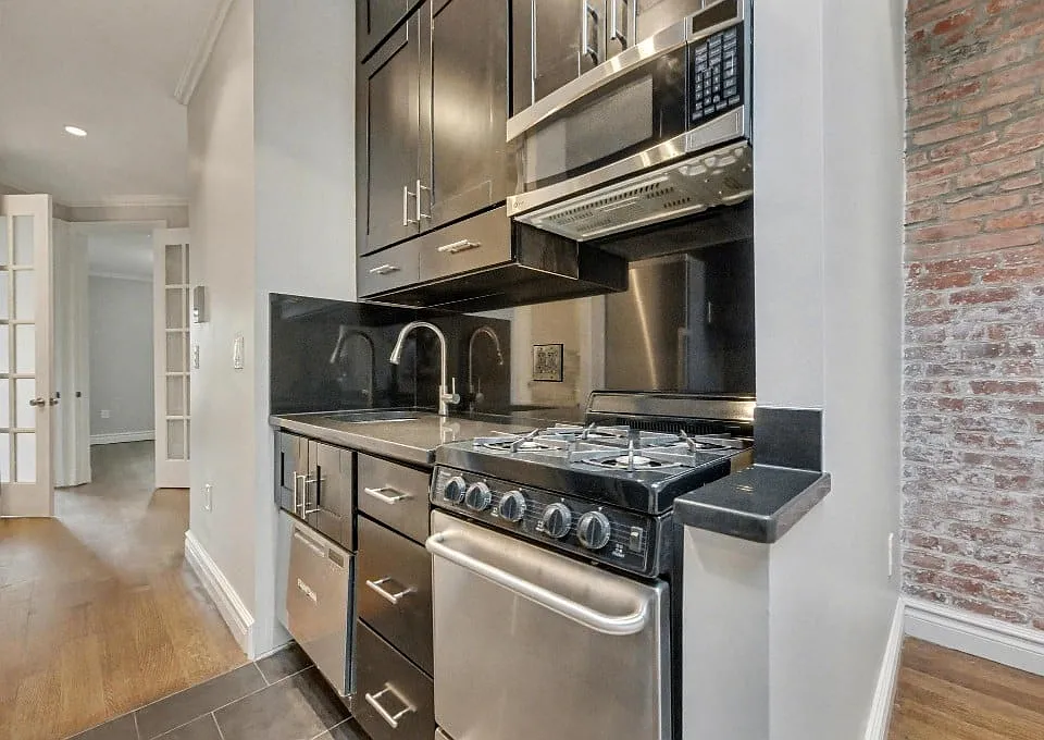424 W 51st St #2