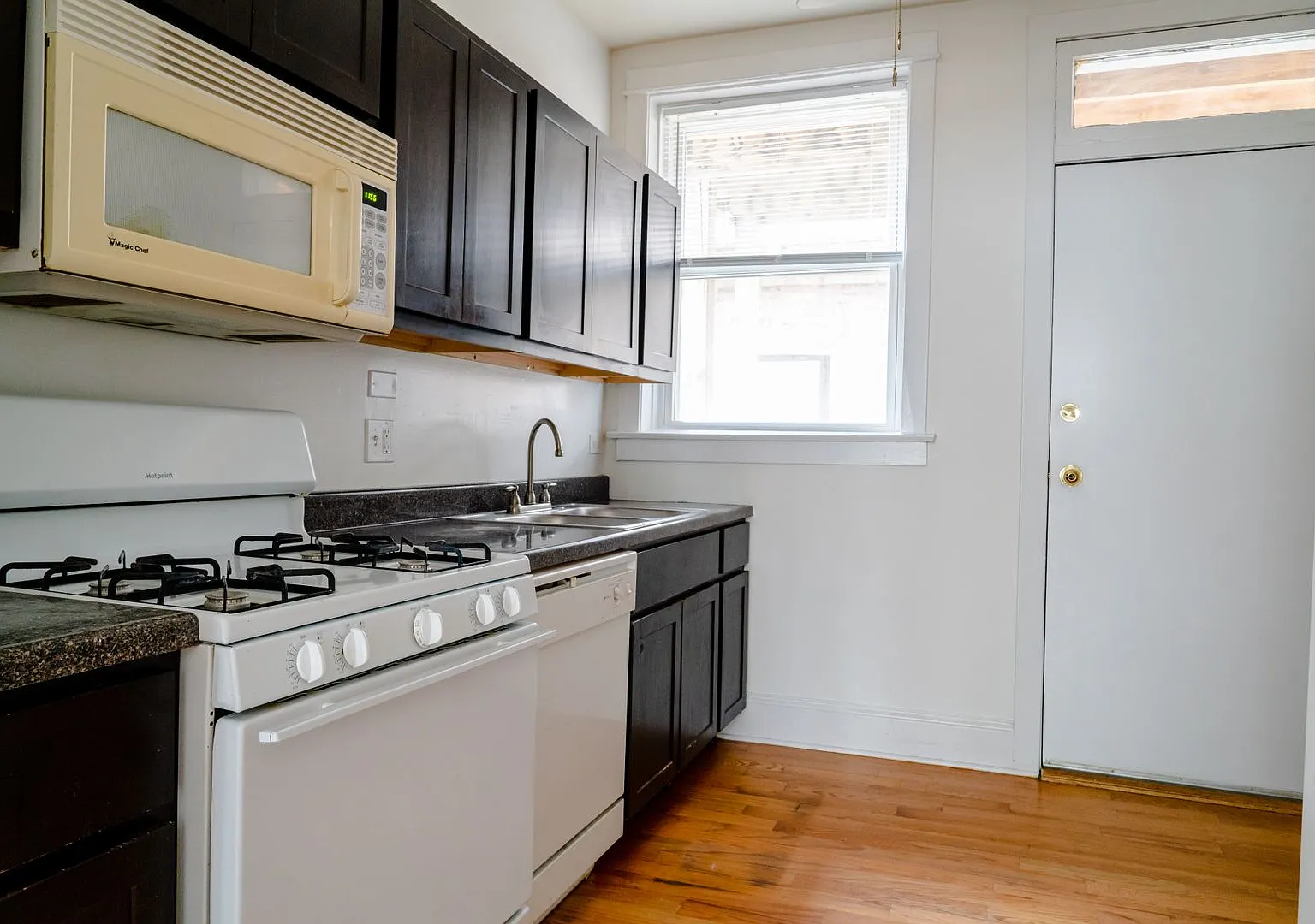 Andersonville - 2 Bed / 1 Bath - Heat Included - Dog Friendly — Photo 1