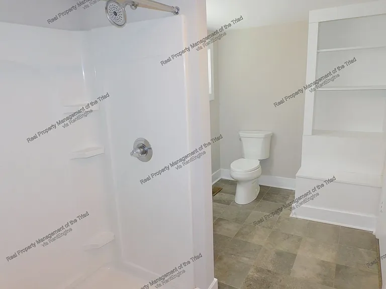 936 Albert St — Photo 14