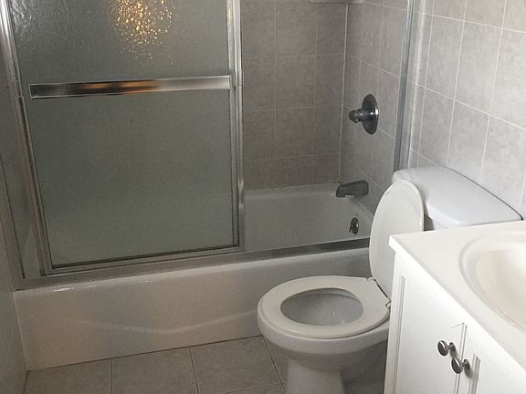 Full Bathroom with Tub