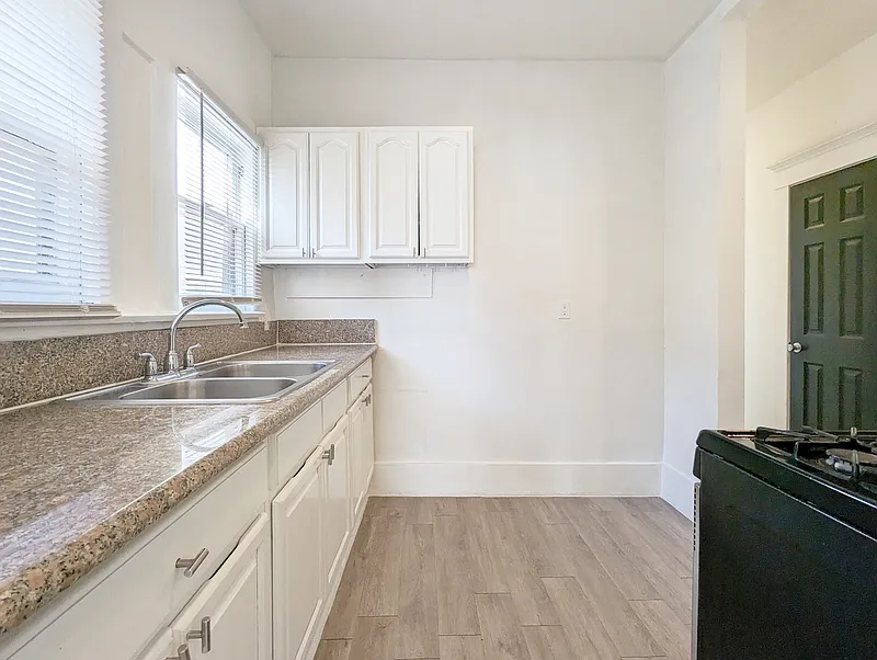2 bed, 1.0 bath, 900 sqft, $1,995 — Photo 3