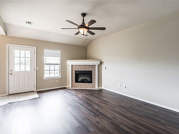 3rd image of 821 Sunflower Dr