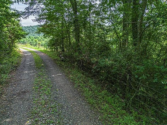 3rd image of 541 Pleasant Hill Rd