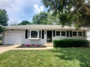 121 Greenleaf Dr, Bloomington, IL 61704