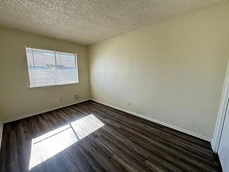 1301 Willow Springs — Photo 12