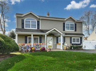 14 Hickory Ln, Levittown, NY 11756