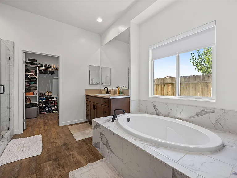 815 Gilsum Ct — Photo 17