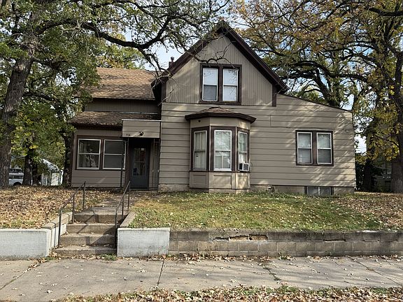 5th image of 914 8th Ave N #1