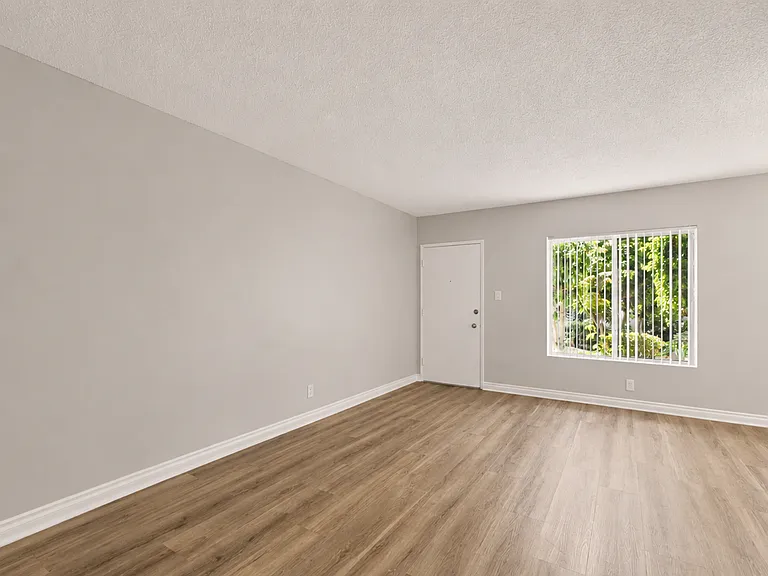 830 Elm Ave — Photo 8