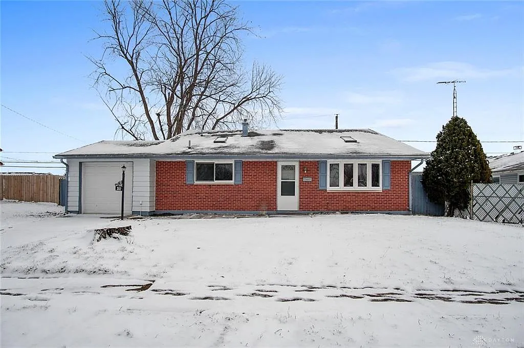 302 Deerfield Dr photo 1