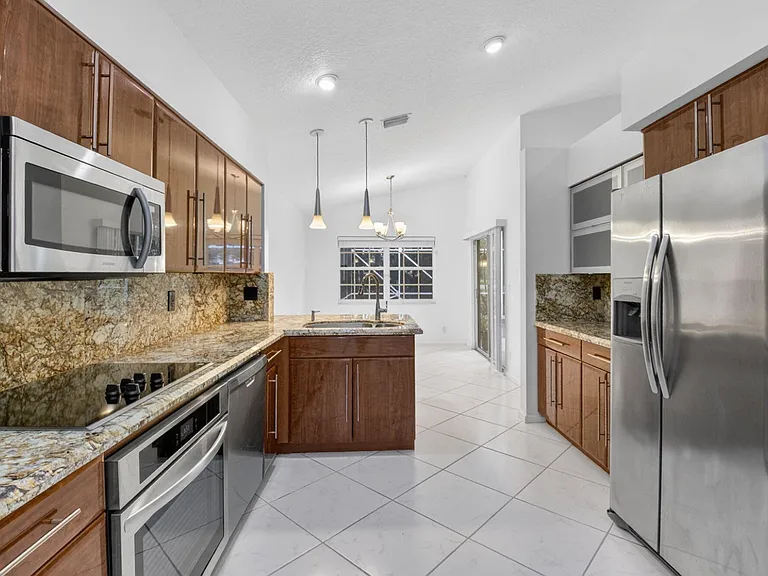 7558 Ironbridge Cir — Photo 2