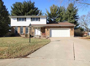 718 Surrey Ct, Clinton, IA 52732