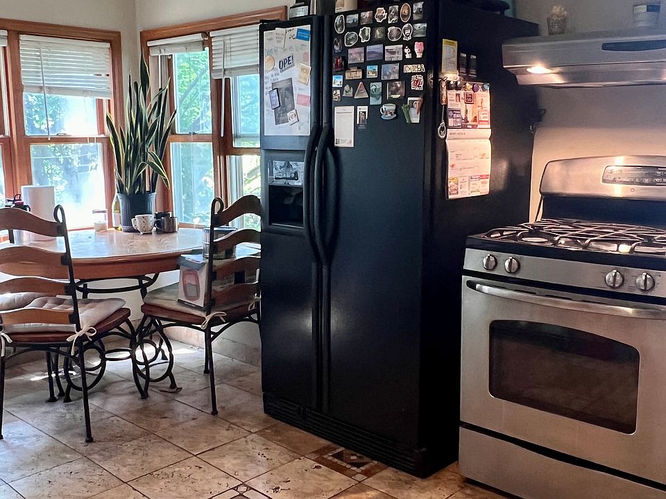 Kitchen eating area