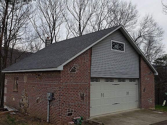 Detached, 2 Car Garage 