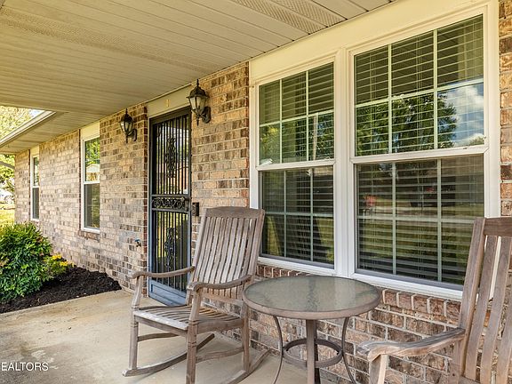 5th image of 824 Jennifer Dr