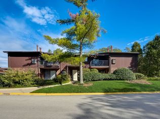 68 Pier Dr APT 104, Westmont, IL 60559