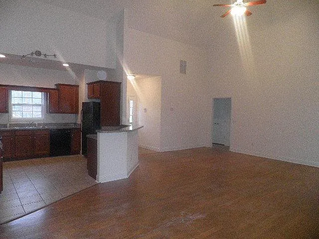 3 bed, 1650 sqft, $1,975 — Photo 3