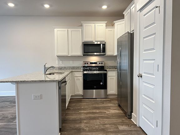 3rd image of 1631 Iroquois Ct
