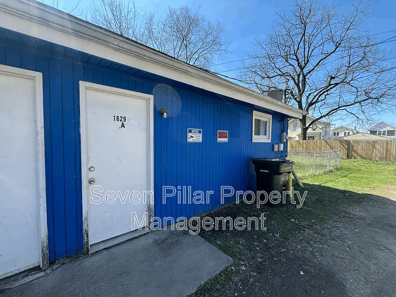2 bed, 1.0 bath, 983 sqft, $900 — Photo 2