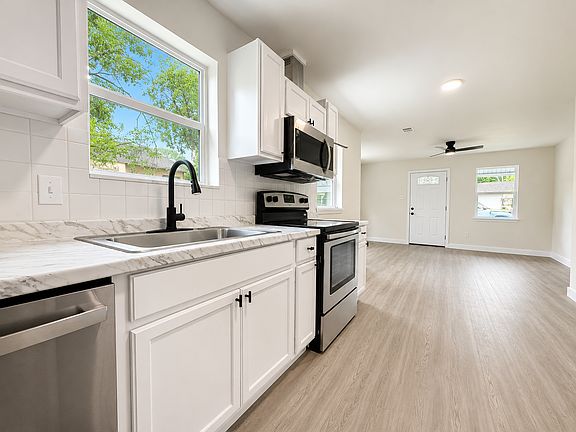 2nd image of 2302 Leacrest Dr