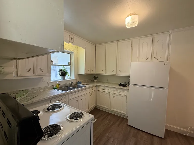 409 Grimes St — Photo 10