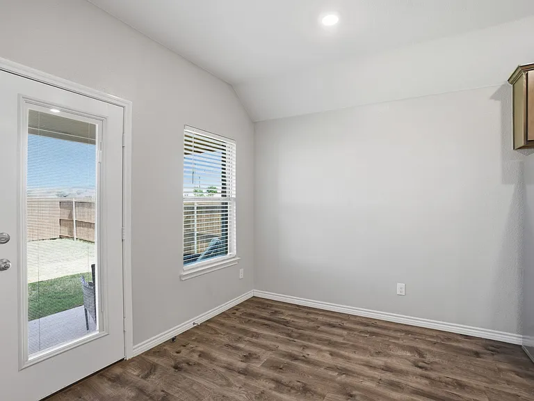 1106 Cowboy Ln — Photo 3