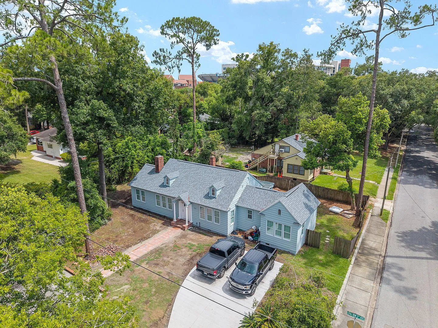 2039 NW 3rd Ave - Pet Friendly — Photo 1