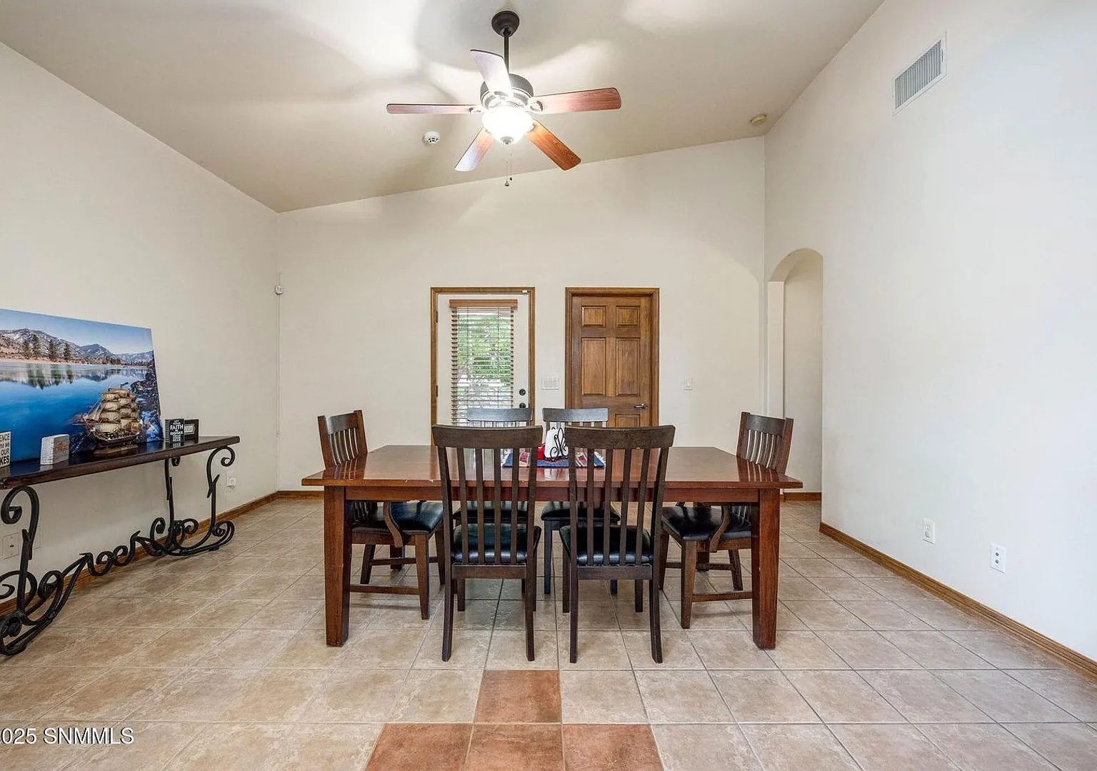 Beautiful Clean 3/2 with Office — Photo 4