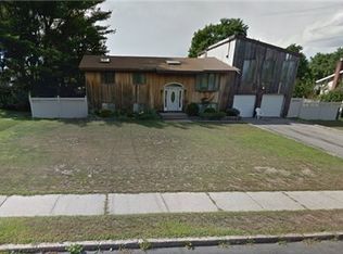 14 Foxwood Dr, Wyandanch, NY 11798