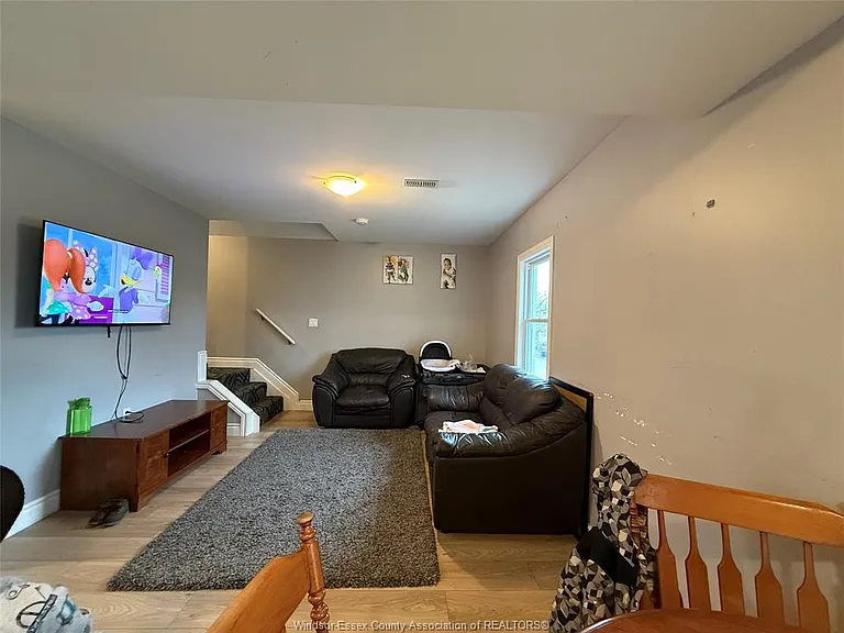 485 Aylmer Ave #UPPER — Photo 5