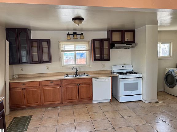 4th image of 909 Farnsworth St