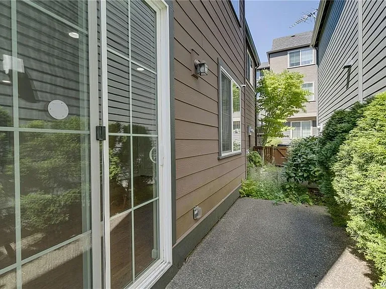 386 NE Denny Way — Photo 18