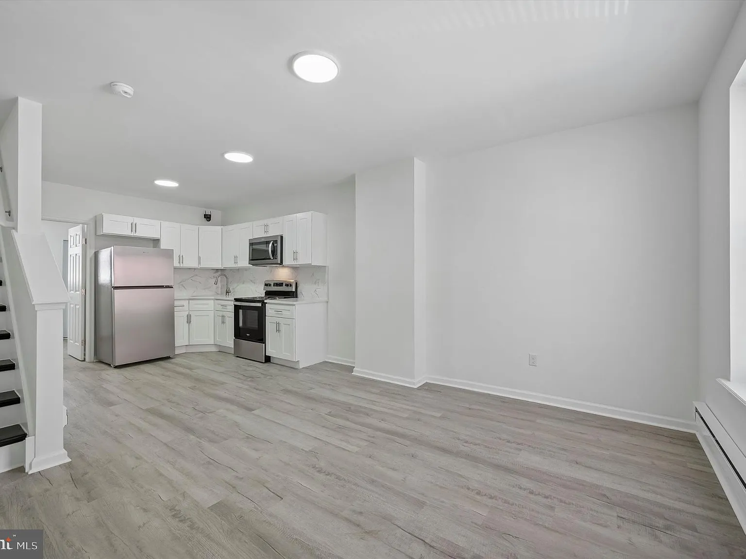 3 bed, 1.0 bath, 966 sqft, $1,350 — Photo 3
