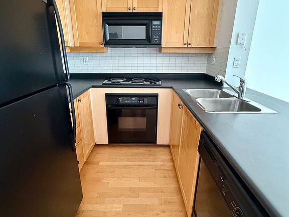 4th image of 188 Redpath Ave #702